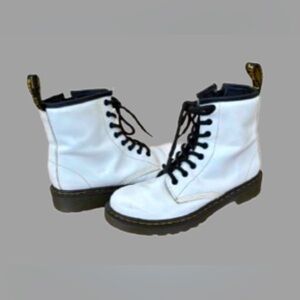 KIDS 100% white leather Dr. martens lace up ankle boots Children’s SZ 2